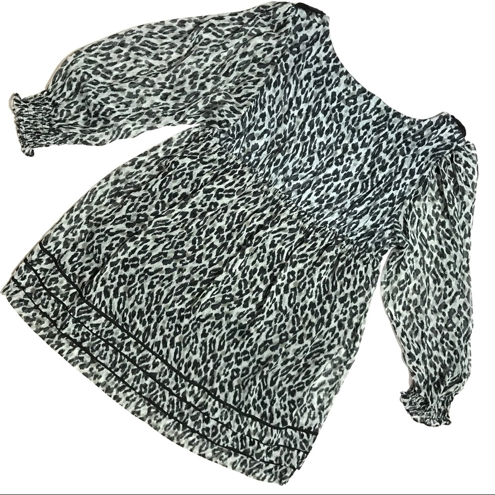 💚 4/$20 SALE! Animal Rosette Scoop Neck Blouse - Picture 6 of 7